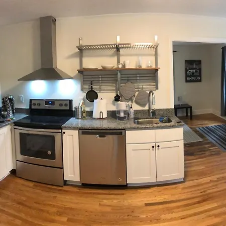 Renovated Cottage Minutes From Downtown
